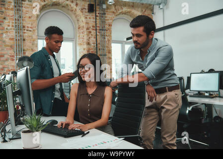 Les professionnels de la création. Groupe de jeunes et smart people trois tout en travaillant ensemble dans un bureau moderne. Les gens d'affaires. Lieu de travail Banque D'Images