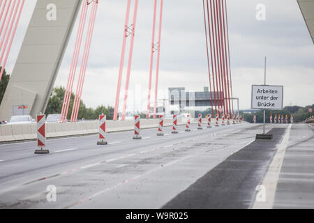 Düsseldorf, Allemagne. Août 15, 2019. Vue sur le pont de Fleher. En raison de la rénovation de l'Fleher Bridge à Düsseldorf, les automobilistes sur l'A46 ont de s'attendre à des restrictions de trafic considérable. À partir de 10 heures, le 14 août, la chaussée en direction de Neuss a été fermé jusqu'à 5 heures le lundi matin, Straßen.NRW annoncé. Dès le vendredi soir, l'ensemble de la chaussée sera fermé jusqu'à lundi matin. Crédit : Rolf Vennenbernd/dpa/Alamy Live News Banque D'Images