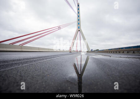 Düsseldorf, Allemagne. Août 15, 2019. Vue sur le pont de Fleher. En raison de la rénovation de l'Fleher Bridge à Düsseldorf, les automobilistes sur l'A46 ont de s'attendre à des restrictions de trafic considérable. Depuis le 14 août à partir de 22 heures, la route en direction de Neuss est complètement fermé jusqu'à lundi matin 5 heures, divisé les routes. En NRW. Dès le vendredi soir, l'ensemble de la chaussée sera fermé jusqu'à lundi matin. Crédit : Rolf Vennenbernd/dpa/Alamy Live News Banque D'Images