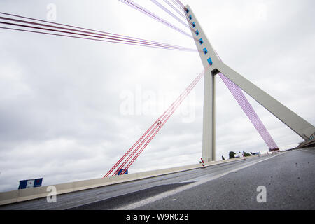 Düsseldorf, Allemagne. Août 15, 2019. Vue sur le pont de Fleher. En raison de la rénovation de l'Fleher Bridge à Düsseldorf, les automobilistes sur l'A46 ont de s'attendre à des restrictions de trafic considérable. À partir de 10 heures, le 14 août, la chaussée en direction de Neuss a été complètement fermé jusqu'à 5 heures le lundi matin, Straßen.NRW annoncé. Dès le vendredi soir, l'ensemble de la chaussée sera fermé jusqu'à lundi matin. Crédit : Rolf Vennenbernd/dpa/Alamy Live News Banque D'Images