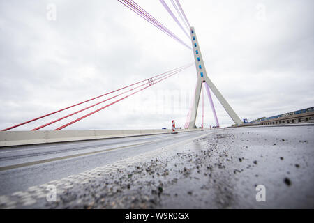 Düsseldorf, Allemagne. Août 15, 2019. Vue sur le pont de Fleher. En raison de la rénovation de l'Fleher Bridge à Düsseldorf, les automobilistes sur l'A46 ont de s'attendre à des restrictions de trafic considérable. Depuis le 14 août à partir de 22 heures, la route en direction de Neuss est fermé jusqu'à lundi matin 5 heures, divisé les routes. En NRW. Dès le vendredi soir, l'ensemble de la chaussée sera fermé jusqu'à lundi matin. Crédit : Rolf Vennenbernd/dpa/Alamy Live News Banque D'Images