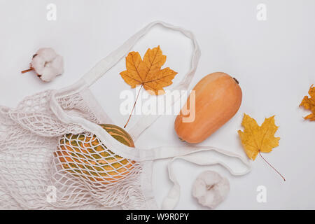 Composition d'automne créatif avec des citrouilles feuilles jaunes sur le fond blanc Banque D'Images