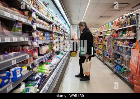 Buenos Aires, Argentine. 14Th Aug 2019. Séparez les gens dans un supermarché à Buenos Aires, Argentine, 14 août 2019. Le président argentin Mauricio Macri a annoncé mercredi un ensemble de mesures économiques visant à fournir des secours à la population après la tourmente économique causé par la défaite de son gouvernement dans les élections primaires le dimanche. Crédit : Martin Zabala/Xinhua Banque D'Images