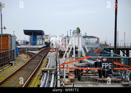 Travaux de réparation en cours sur Southend Pier après qu'il ait été heurté par une barge par mauvais temps. Construction. Réparations. Endommagé. Fermé Banque D'Images