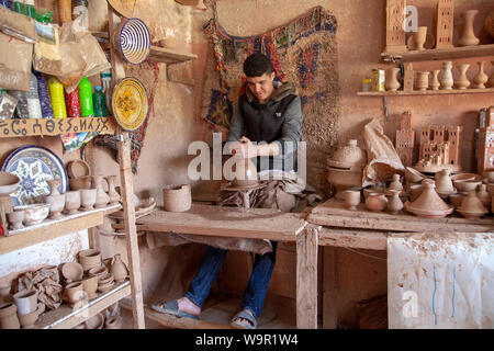 Atelier de poterie et une boutique à portes de Marrakech, Maroc Banque D'Images