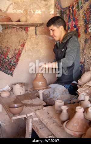 Atelier de poterie et une boutique à portes de Marrakech, Maroc Banque D'Images