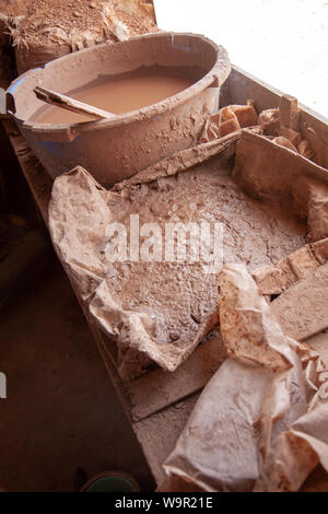 Atelier de poterie et une boutique à portes de Marrakech, Maroc Banque D'Images