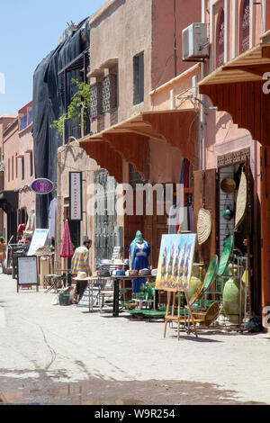 Shopping dans la médina de Marrakech, Maroc Banque D'Images