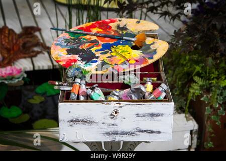 Artiste palette, pinceau, tubes de peinture et old vintage tirage à Southport Flower Show, UK Banque D'Images