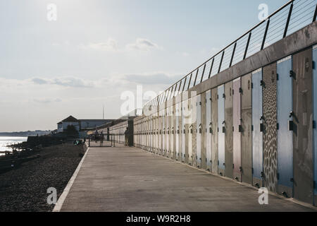 Lymington, Royaume-Uni - Juillet 13, 2019 : Nouveau cabanes de plage à Milford on Sea, New Forest, Royaume-Uni. Ouvert le 16 mai 2017, ils ont remplacé 119 abris en béton qui wer Banque D'Images