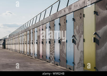 Lymington, Royaume-Uni - Juillet 13, 2019 : Nouveau cabanes de plage à Milford on Sea, New Forest, Royaume-Uni. Ouvert le 16 mai 2017, ils ont remplacé 119 abris en béton qui wer Banque D'Images