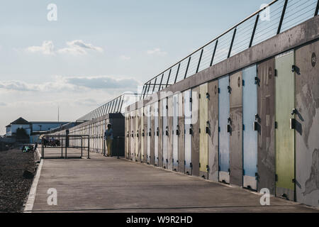 Lymington, Royaume-Uni - Juillet 13, 2019 : Nouveau cabanes de plage à Milford on Sea, New Forest, Royaume-Uni. Ouvert le 16 mai 2017, ils ont remplacé 119 abris en béton qui wer Banque D'Images