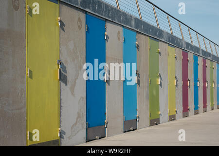 Lymington, Royaume-Uni - Juillet 13, 2019 : Nouveau cabanes de plage à Milford on Sea, New Forest, Royaume-Uni. Ouvert le 16 mai 2017, ils ont remplacé 119 abris en béton qui wer Banque D'Images