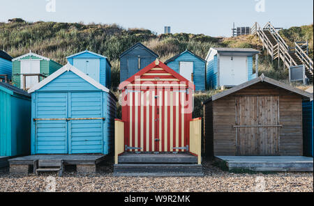 Vue avant de cabines colorées par la mer, maison de vacances et voyage d 'concept. Banque D'Images