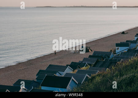 Lymington, Royaume-Uni - Juillet 13, 2019 : camping pêche sur une plage par les huttes à Milford on Sea, un village traditionnel anglais célèbre pour brea Banque D'Images