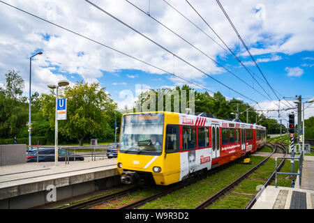 Ostfildern, Allemagne, le 14 août 2019, la conduite rapide tramway jaune de ssb en gare de Stuttgart heumaden transport de passagers entre ostfildern un Banque D'Images