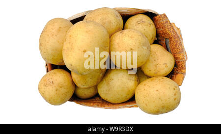 Les pommes de terre dans un panier isolé sur fond blanc. L'alimentation de tous les jours Vue de dessus coupé concept Banque D'Images