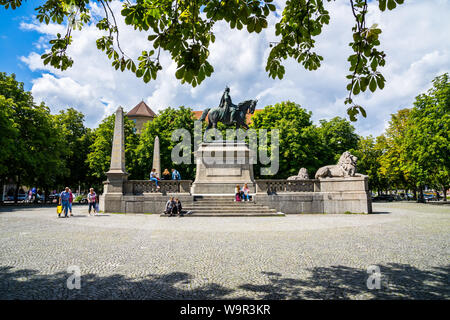 Stuttgart, Allemagne, le 14 août 2019, l'ancien monument du cheval et du cavalier de l'empereur Guillaume I à ce que l'on appelle la Karlsplatz square dans le centre-ville, visité par de nombreux Banque D'Images