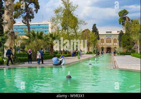 Palais du Golestan, façade et étang, Téhéran, République islamique d'Iran Banque D'Images