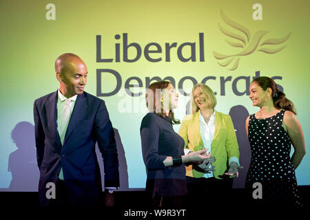 (De gauche à droite) Chuka Umuna, nouveau leader libéral démocrate Jo Swinson, ancien député conservateur Sarah Wollaston et candidat à la mairie de Londres Siobhan Benita à Nœud de code à Londres pour le premier grand discours de Mme Swinson depuis qu'elle a été élu le mois dernier. Banque D'Images