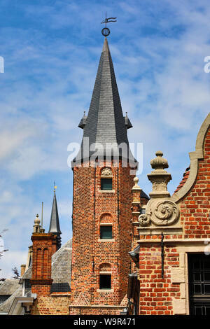 Tour Medievel et décorations sur le toit traditionnel Huidevettershuis, Bruges, Belgique Banque D'Images