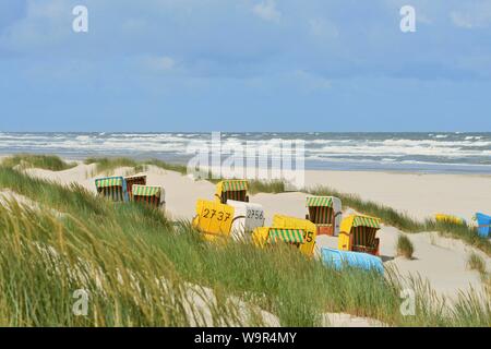 Plage de sable, plage de sable avec chaises de plage dans les dunes, à l'Est de l'île de Juist, Frise, Frise orientale, Basse-Saxe, Allemagne Banque D'Images