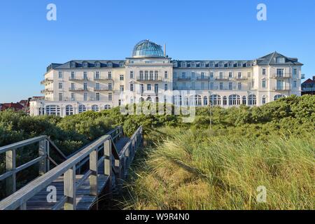 Passerelle en bois à la plage derrière les dunes, l'hôtel spa hotel, à l'Est de l'île de Juist, Frise, Frise orientale, Basse-Saxe, Allemagne Banque D'Images