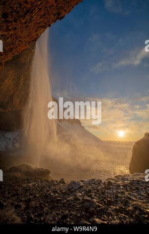 Seljalandsfoss au coucher du soleil en hiver, l'Islande Banque D'Images