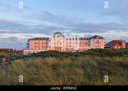 Beach Hotel, Spa Hotel les dunes derrière dans la lumière du soir, à l'Est de l'île de Juist, Frise, Frise orientale, Basse-Saxe, Allemagne Banque D'Images