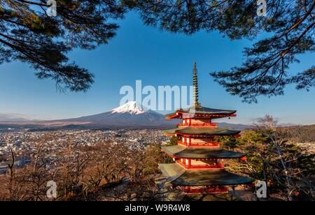 Pagode à cinq étages, Chureito Pagode, avec vue sur le Mont Fuji et ville Fujiyoshida volcan dans le soleil du matin, préfecture de Yamanashi, Japon Banque D'Images