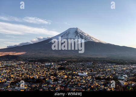 Vue sur le Mont Fuji et ville Fujiyoshida Volcan, préfecture de Yamanashi, Japon Banque D'Images