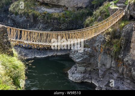 Suspension Bridge Q'iswachaka à partir de l'ère de l'Inca, pont de corde tressée de Ichu grass (Jarava ichu) sur Rio Apurimac, la province de Canas, Pérou Banque D'Images