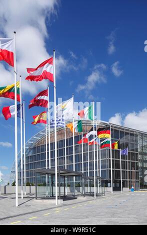 Les drapeaux flottant en face de Banque européenne d'investissement, Quartier Européen Kirchberg-Plateau, la Ville de Luxembourg, Luxembourg Banque D'Images