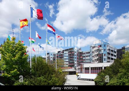 Brandissant des drapeaux internationaux devant le Parlement européen, bâtiment Konrad Adenauer, Quartier Européen Kirchberg-Plateau, Luxembourg-ville Banque D'Images