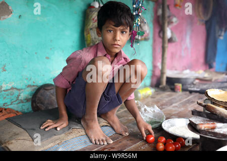 Enfant de la rue, dans un bidonville à Kolkata, Inde Banque D'Images