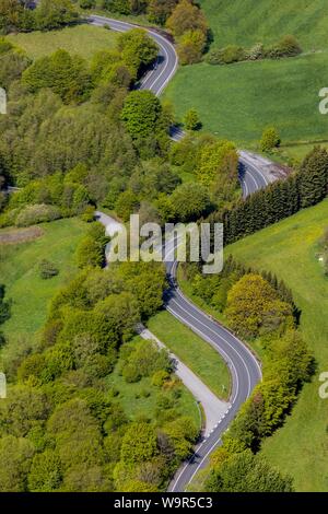 Vue aérienne, route sinueuse à travers bois et prairies à Aschaffenburg, Ruhr, Sauerland, état fédéral Nordrhein-westfalen, Allemagne Banque D'Images