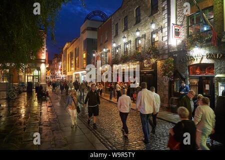 Rue animée avec des pubs dans Fleet Street, l'humeur du soir, Dublin, Irlande Banque D'Images