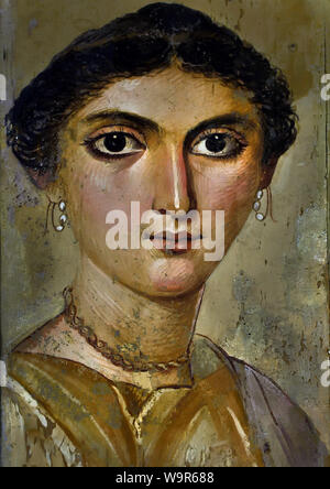 Portrait de jeune femme milieu de la 2ème ANNONCE de siècle Memphis (Egypte), tilleul peinture tempéra. Egyptian Banque D'Images