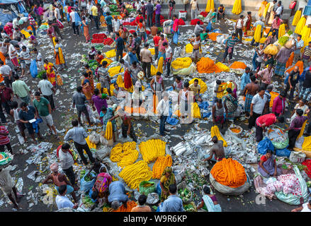 Kolkata, Bengale occidental/ Inde - Août 11,2019. Vue de dessus Mullick Ghat marché aux fleurs qui propose une large sélection de fleurs multicolores et de guirlandes pour Banque D'Images