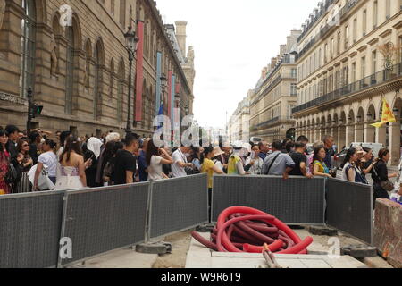 Les touristes chinois de quitter le Louvre à Paris. Banque D'Images