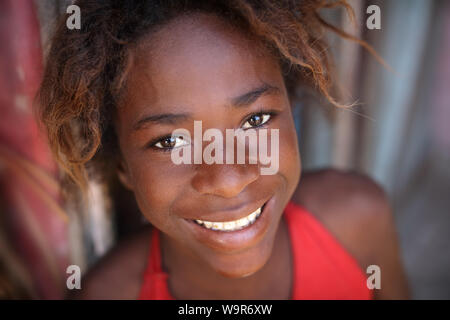 Belle fille de Morondava, Madagascar. En raison d'une crise politique Madagascar figure parmi les pays les plus pauvres dans le monde Banque D'Images