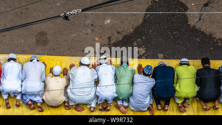 Les hommes musulmans et les enfants s'inclinant vers le bas et offrant Namaz prières à l'occasion d'Aïd el-Fitr. Banque D'Images