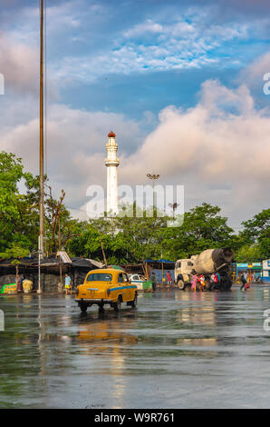 Kolkata, Bengale occidental/ Inde - Août 13,2019. Taxi jaune avec vue sur la la Shaheed Minar, autrefois connu sous le nom de Monument Ochterlony, Banque D'Images