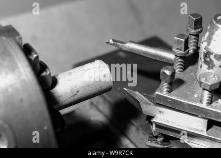 Détail de l'usinage des métaux tours parallèles - outil peu, transport, broche, pièce cylindrique ; photo monochrome Banque D'Images