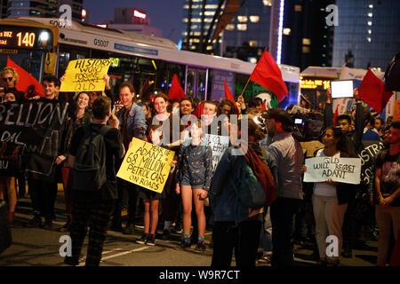 Les protestataires anti-pause à scander des slogans Adani alors qu'ils traversent le pont Victoria vers les étudiants au cours de l'Uni contre le débordement Adani mars. Banque D'Images