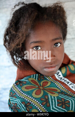 Belle fille de Morondava, Madagascar. En raison d'une crise politique Madagascar figure parmi les pays les plus pauvres dans le monde Banque D'Images