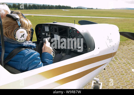 HK36 TC114 Avion Diamant Super Dimona, moteur Rotax, preflight-check, co-pilote, l'aérodrome de Wasserkuppe, Gersfeld, Fulda, Rhoen, Hesse, Germany Banque D'Images