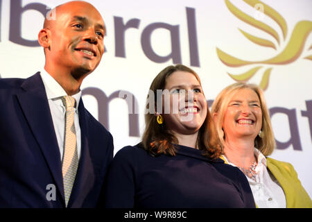 London / UK - 15 août 2019 : chef des démocrates libéraux Jo Swinson (C) pose avec deux récentes recrues à son parti, les députés Chuka Umunna (L) et Sarah Wollaston (R), après avoir prononcé un discours au centre de Londres Banque D'Images