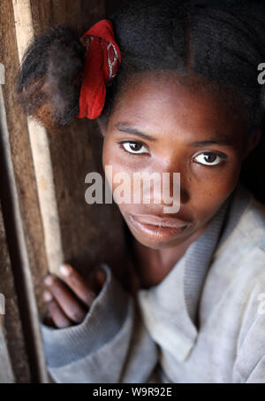 Belle fille de Morondava, Madagascar. En raison d'une crise politique Madagascar figure parmi les pays les plus pauvres dans le monde Banque D'Images