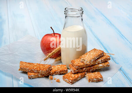 Muesliriegel, Apfel und Flasche mit Milch, Powerriegel Banque D'Images